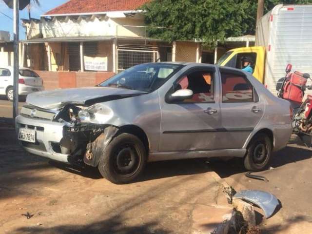 Ao sair de estacionamento, motorista invade preferencial e causa acidente