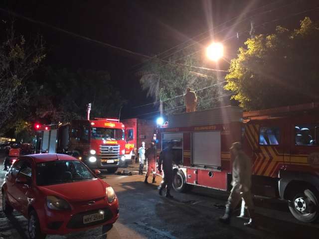 Inc&ecirc;ndios danificam duas resid&ecirc;ncias e deixam uma pessoa ferida