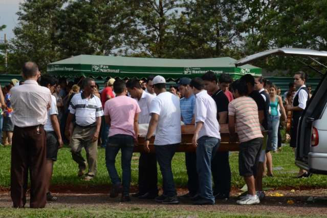 Amigos e parentes de jovem morto por PM far&atilde;o manifesta&ccedil;&atilde;o domingo, ap&oacute;s missa
