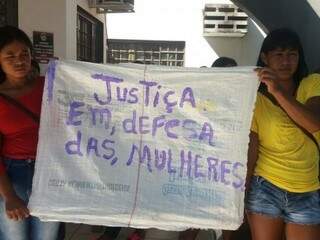 Mulheres durante protesto em frente à 2ª Delegacia de Polícia de Dourados (Foto: Osvaldo Duarte/Dourados News)