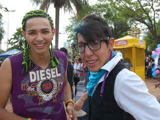 Lívia e Paulinho. A ginga e o estilo de quem assume e veste a camisa da homossexualidade. (Foto: Pedro Peralta)