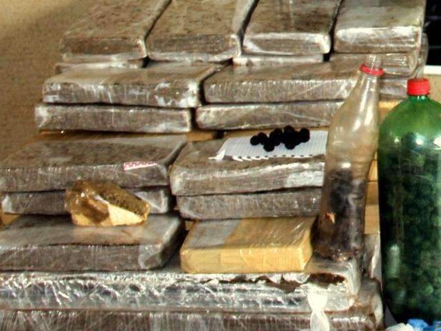 Curitibano &eacute; preso com quase 80 kg de maconha e 650 bolas de haxixe em ve&iacute;culo