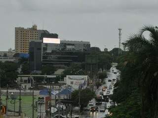 Dia amanheceu chuvoso em Campo Grande neste sábado (Foto: Alcides Neto)