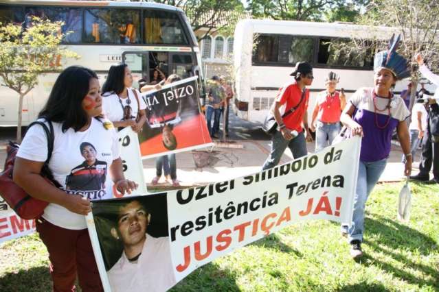 Ind&iacute;genas se re&uacute;nem em manifesto para lembrar morte de terena em Sidrol&acirc;ndia