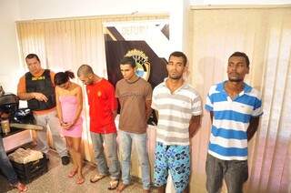 No total, cinco pessoas foram presas pelo sequestro da estudante e também por outros crimes liderados por Mário (de camiseta vermelha) (Foto: João Garrigó)