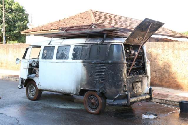 Kombi que transportava material pirata para feira livre &eacute; destru&iacute;da por inc&ecirc;ndio