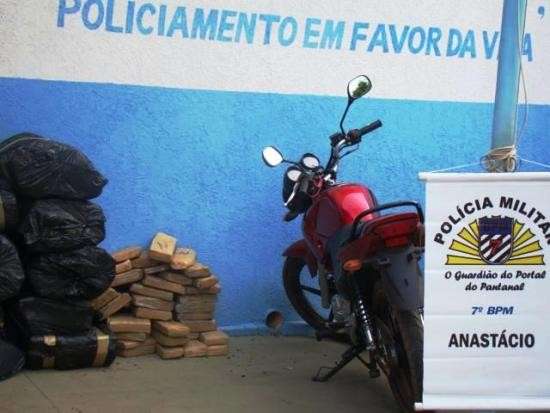 Idoso &eacute; preso com 200 quilos de maconha em Anast&aacute;cio