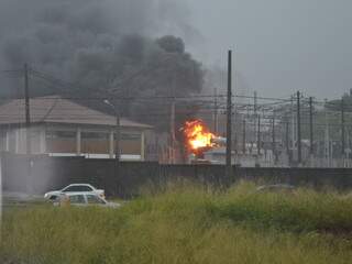 Incêndio na subestçaao assustou moradores. (Foto: Simão Nogueira)