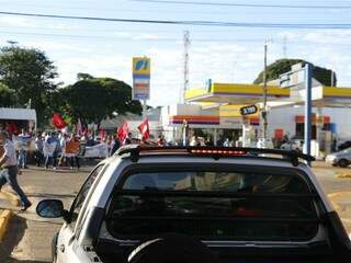 Veículos são impedidos de seguir trajeto em Dourados (Foto: Helio de Freitas)