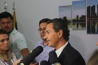 Prefeito Marquinhos Trad reuniu a imprensa ontem para falar de epidemia de dengue.