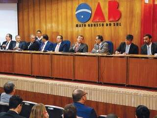 Mesa de autoridades em encontro na seccional do órgão em Campo Grande. (Foto: Reprodução/Internet) 