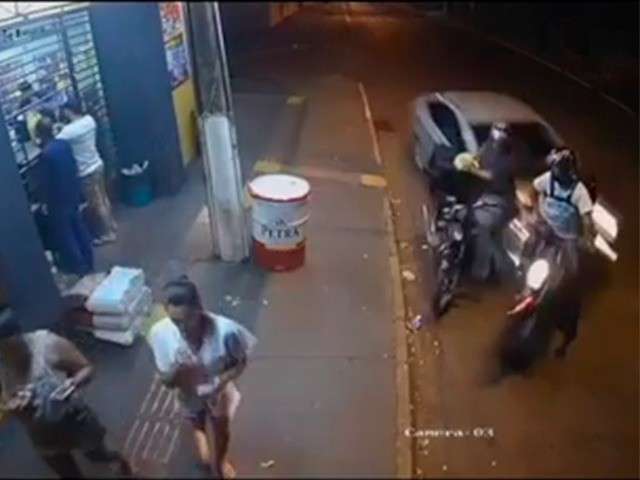 Ve&iacute;culo desgovernado bate em motociclistas e invade casa no interior 