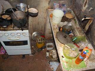 Essa é a situação da cozinha da casa onde as crianças viviam. (Fotos: Simão Nogueira)