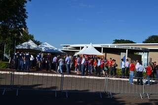 Movimentação em frente à sede da OAB-MS durante a eleição de hoje (Foto: Pedro Peralta)