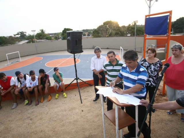  Prefeitura inaugura pra&ccedil;a com quadras e pista para caminhada na Vila Nha-Nnh&aacute; 