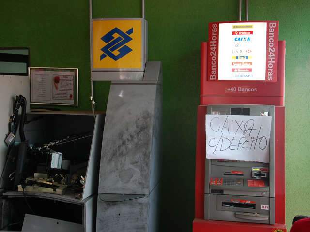  Ladr&otilde;es que explodiram caixa eletr&ocirc;nico abandonaram carro na Tamandar&eacute;