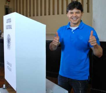 Duarte vota acompanhado de Delcídio em Corumbá