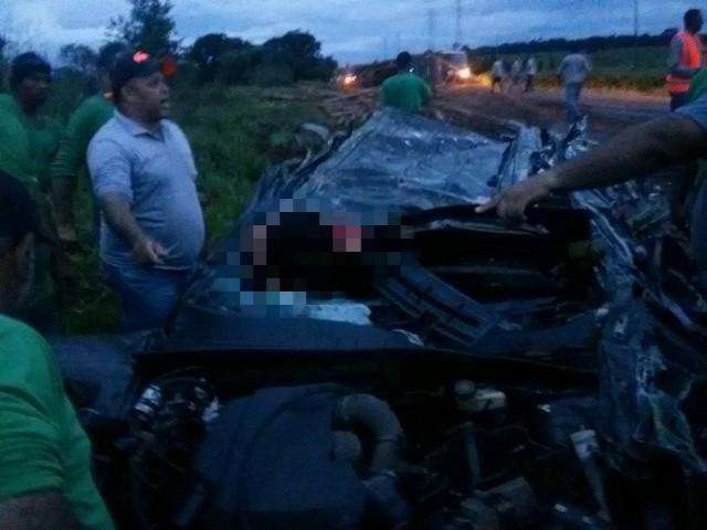 Carregamento de eucalipto cai sobre ve&iacute;culo e fere duas pessoas na BR-262