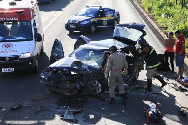 Ultrapassagem proibida deixa fam&iacute;lia presa &agrave;s ferragens na BR-163