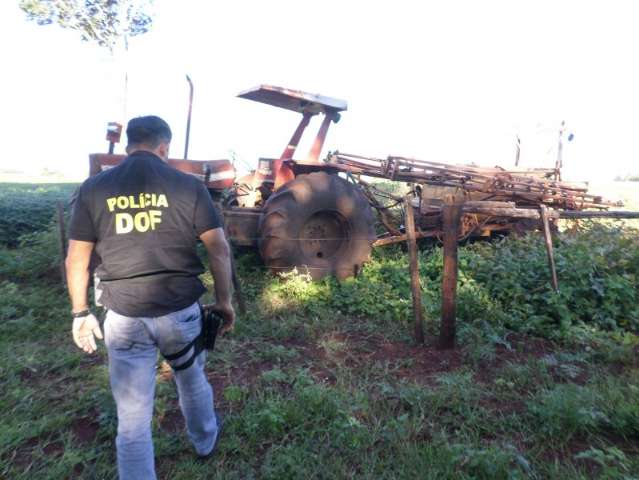 Trator furtado de p&aacute;tio de cerealista &eacute; encontrado abandonado em s&iacute;tio