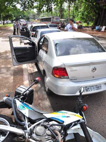  Acidente com cinco ve&iacute;culos e uma moto da PM paralisa tr&acirc;nsito na Av. Afonso Pena