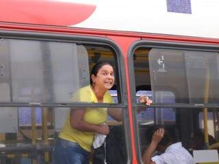 Revolta se estendeu para quem conseguiu tomar o ônibus (Foto: Marcos Maluf)