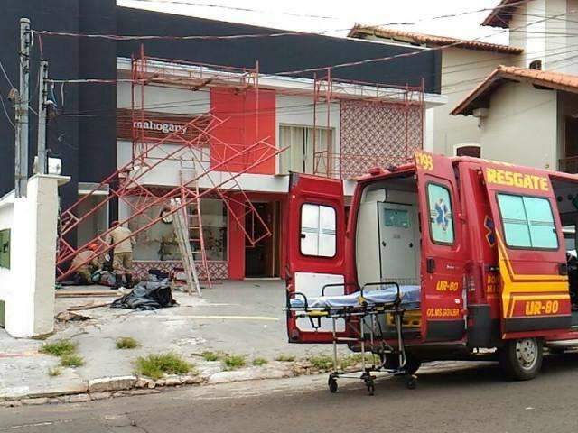 Pintor &eacute; socorrido por bombeiros ap&oacute;s andaime desabar na Rio Grande do Sul