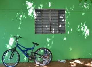 Adolescente foi assassinado dentro da kitnet onde vivia na |Vila Fátima. (Foto: Rio Brilhante News)