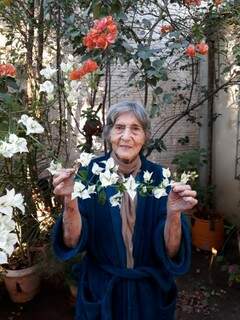 Francisca em meio as primaveras que cultivou ao longo da vida (Foto: Arquivo Pessoal)