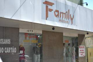 Loja de roupas e acessórios funcionava há 12 anos na Marechal Rondon (Foto: Marlon Ganassin)