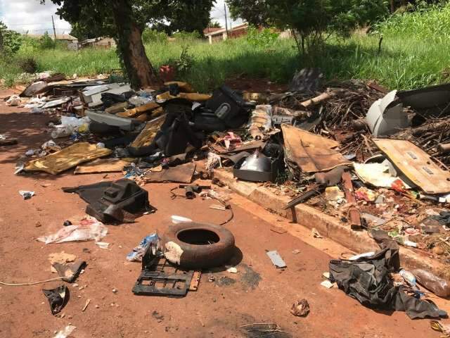 Lix&atilde;o a c&eacute;u aberto tem TV, pl&aacute;sticos e pneus com &aacute;gua parada no Aero Rancho