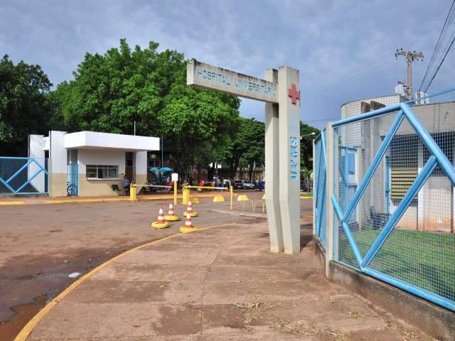  Jovem espera cirurgia em bra&ccedil;o fraturado h&aacute; uma semana no HU
