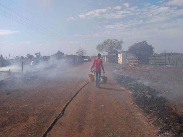 Inc&ecirc;ndio destr&oacute;i barracos de acampamento na BR-262