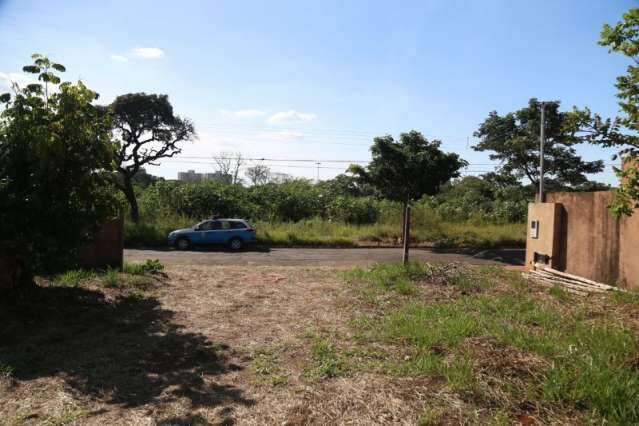Mulher &eacute; encontrada morta em terreno baldio de bairro nobre da Capital