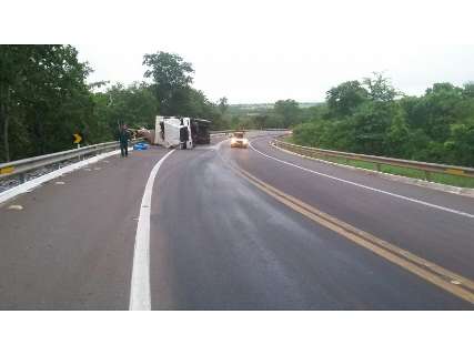 Condutor de carreta que ia para Bolívia tomba veículo em curva da BR-262