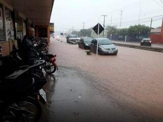 Rua Clodoaldo Garcia, na Vila Haro, foi tomada pela água (Foto: Perfil News)