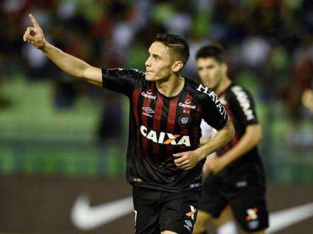 Com gols de Raphael Veiga, Atl&eacute;tico-PR faz 2 a 0 no Caracas