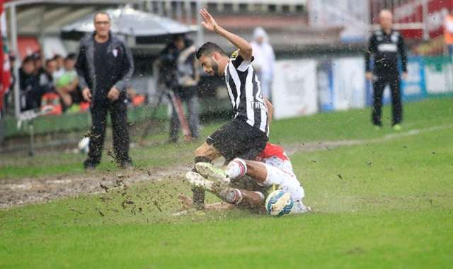 Embaixo de chuva, Santos fica no zero com o Joinville, mas se mant&eacute;m no G4