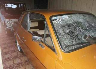 Carros de morador vizinho à agência bancária, atingidos por tiros de fuzil (Foto: Direto das Ruas)