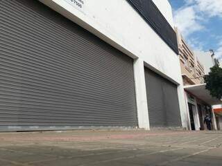 Imóvel fechado na Dom Aquino perto da esquina com a 14 de Julho( Foto: Ricardo Campos Jr.)