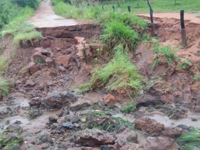Em 4 dias, for&ccedil;a-tarefa recupera estradas danificadas pela chuva 