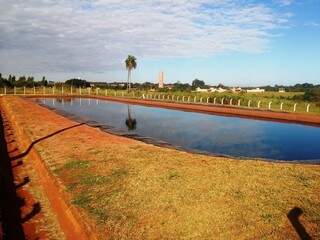 Lagoa para retenção do chorume, que é bombeado até a Estação de Tratamento de Esgoto. (Foto:Divulgação)
