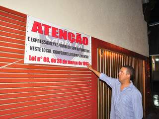 Na entrada do Santa Fé, placa alerta sobre proibição de som alto (Foto: João Garrigó)