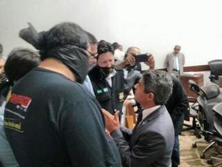 Integrantes do Fórum dos Servidores em conversa com o líder do governo, deputado Rinaldo Modesto,
PSDB.(Foto: Leonardo Rocha).