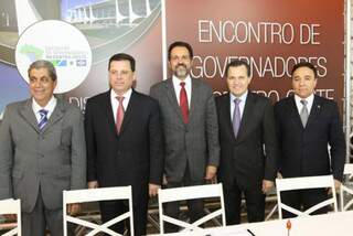 Agnelo (DF), no centro, recepcionou Puccinelli (MS) e Perillo (GO), à esquerda, e Sinval Barbosa (MT) e representante de Tocantins. (Foto: Roberto Barroso).