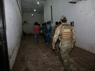 Escoltados, demais presos chegam à unidade do Complexo Penal onde fica a cela 17 (Foto: Paulo Francis/Arquivo)