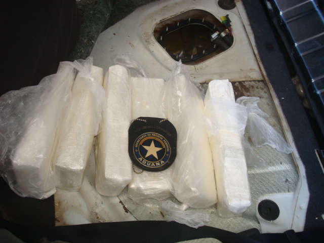  Pol&iacute;cia encontra 3 kg de coca&iacute;na no tanque de combust&iacute;vel de ve&iacute;culo