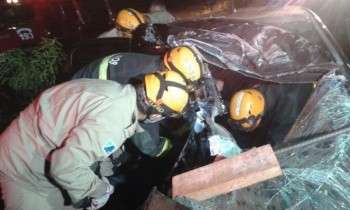 Colis&atilde;o contra &aacute;rvore mata jovem de 27 anos e fere outro na BR-163