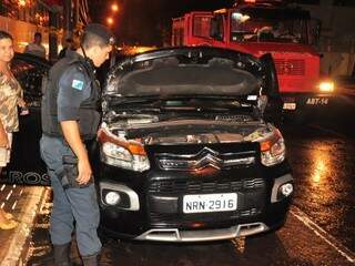 Dona de veículo ficou sabendo de incêndio durante a missa, mas acho que não era seu carro(Foto: João Garrigó)
