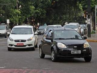 Taxista circula em horário de pico no trânsito da Capital. Motoristas são obrigados a participar de curso de formação e veículos possuem placas vermelhas. (Foto: Marcos Ermínio)